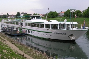 Osijek, 14. lipnja 2011. - rječni kruzer 'Viktor Hugo' sa 80 putnika uplovio je jučer u osječku luku